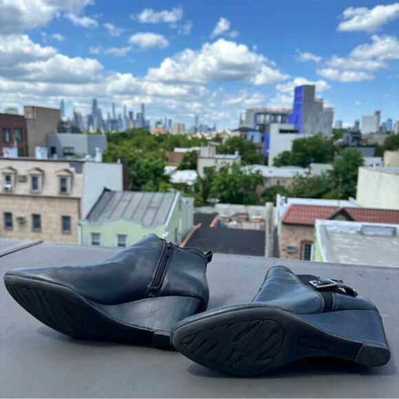 Anne Klein black leather ankle boots size 7.5 pointed toe wedges booties indie - Picture 3 of 3